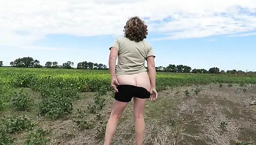 Patricia soya tarlasında çıplak