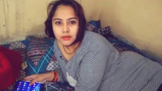 Hintli üvey kız kardeş, ateşli genç üvey kız kardeşiyle yatmak istediği bir gece için üvey kardeşinin odasına girdi