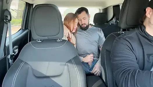 Çifti Uber'imle yakaladım ve arka koltukta kalmaları için bıraktım