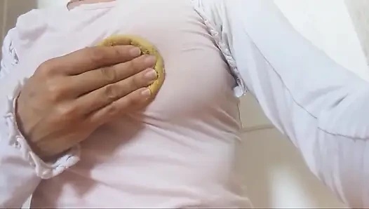 M. çoraplarının ve ıslak gömleğinin güzel asetatlarını gösteriyor
