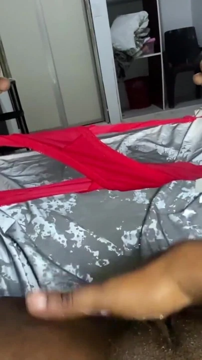 Okuldan yorgun bir şekilde eve gelmek ve iyi bir parmakla rahatlamak ve fışkırtmaya gitmek ne kadar iyi | Klip 1