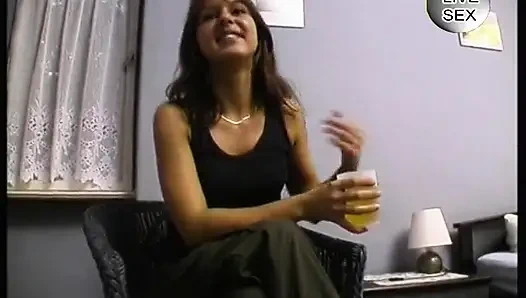 Puro içildikten sonra esmer sürtük yarağı eline alıyor