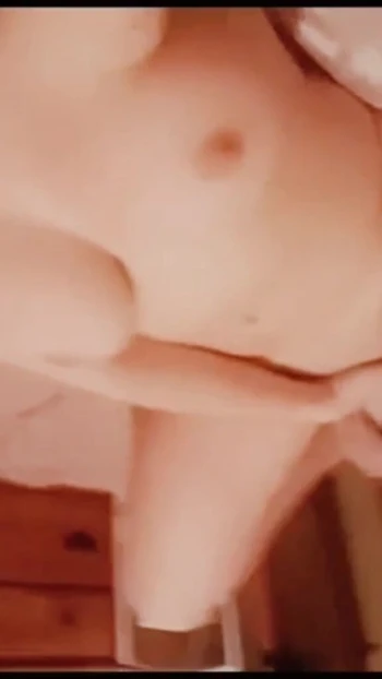 Волнующий момент из "Я одарил это видео, как я раздеваюсь и трахаю себя 4 мою леди-босса, 60-летие"