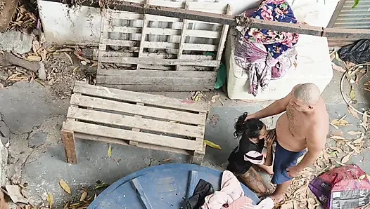Sıska lezbiyen ile arka bahçede% 100 anal