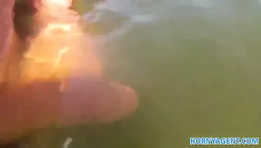 Hornyagent bikini kız ile büyük memeler becerdin at the lake