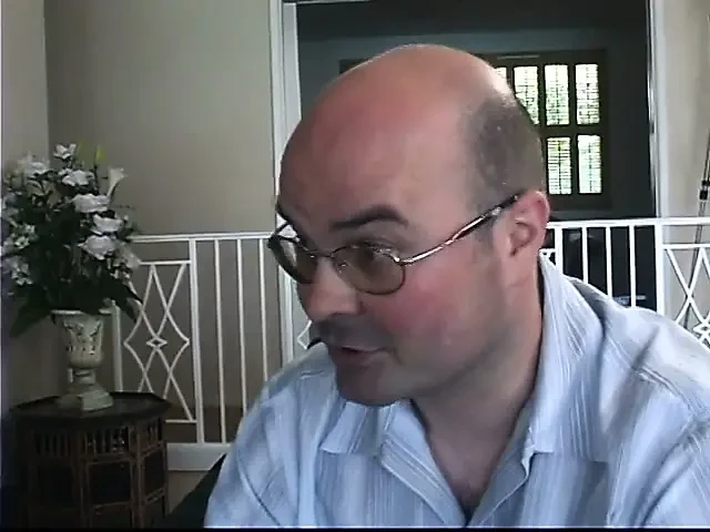 Çarpıcı sarışın yarak emme becerilerini gösteriyor ve sonra kazık sürücüsü tarzında sikiliyor