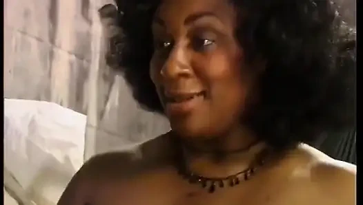 Zenci iri güzel kadın büyük sulu göğüsleriyle yarak emiyor ve memelerini sikiyor