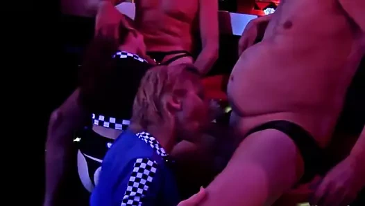 Seks kulübü genç yaşlı erkeklerle fazla mesai yapmak