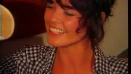 Edepsiz minyon sürtük götte yarağa biniyor