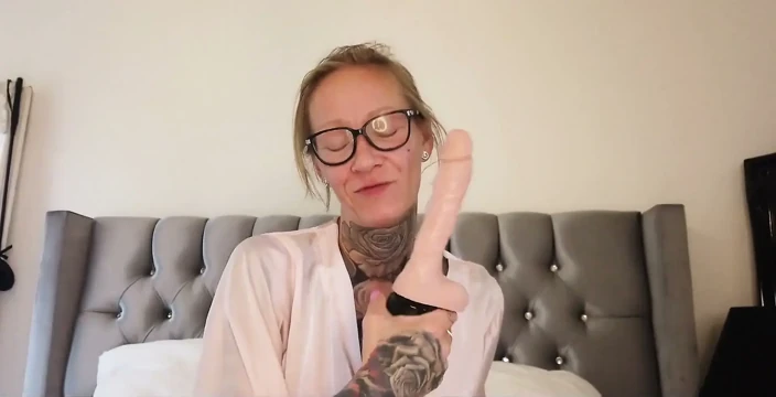 Dildo eğlencesini itiyor