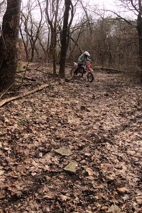Ormanda terk edilmiş bir bina buldum ve motosikletli bir sürtüğü siktim || Dirtbike seks yapıyor