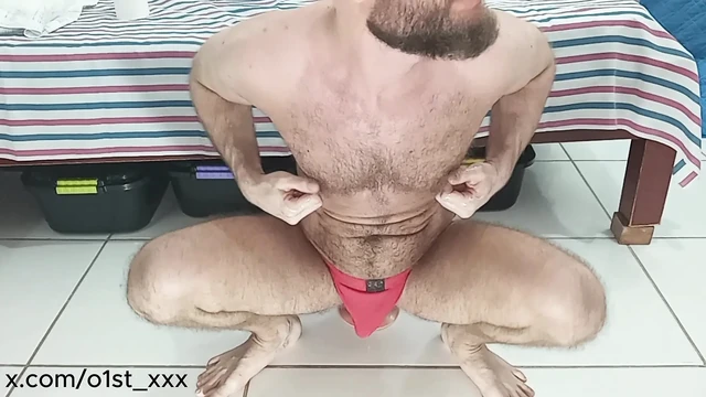 Это так горячо скакать на большом дилдо