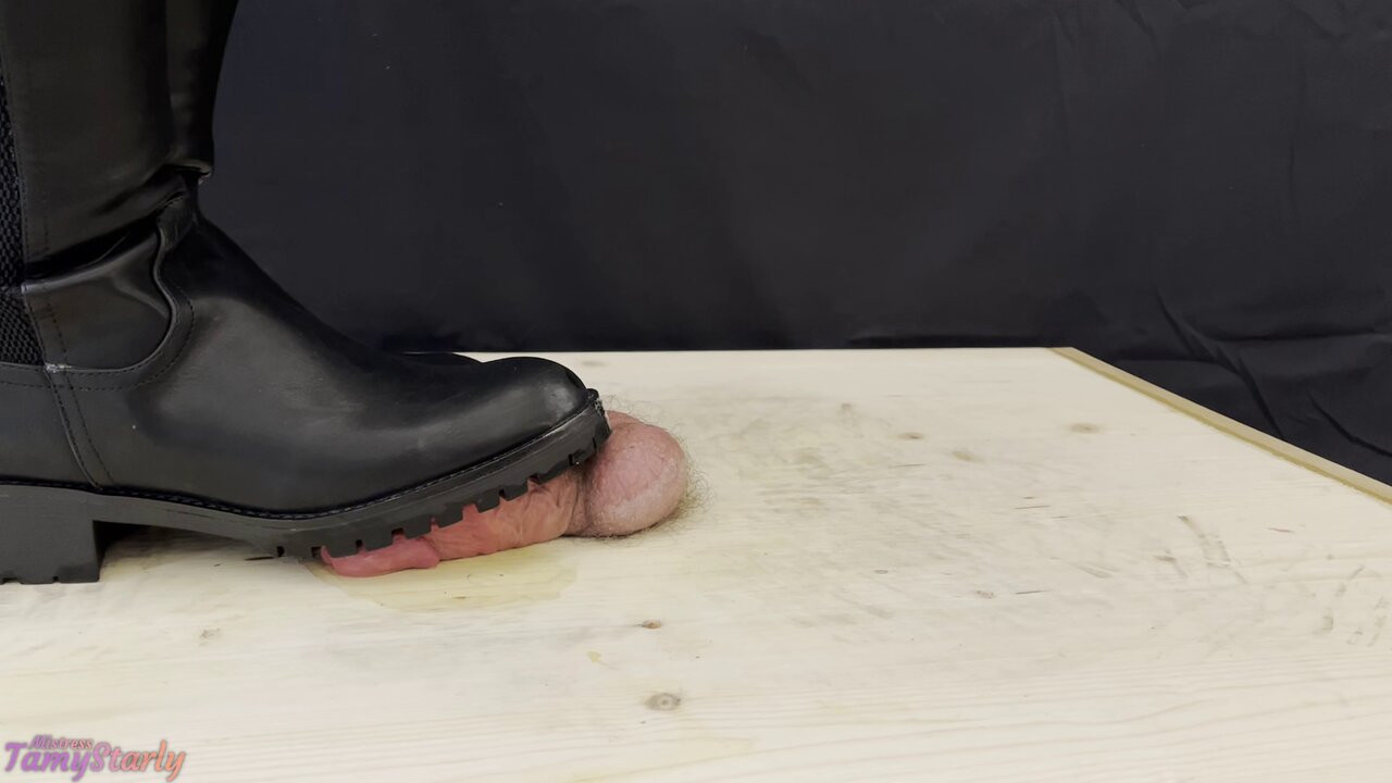 Tamystarly ile avcı botlarında sert bootjob - ballbusting, cbt, çiğneme, femdom, ayaklar, ayakkabılar, tepinme