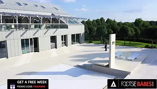 Footsie hatunlar - seksi ayak ibadeti yoğun sikişe ve büyük döle yol açıyor