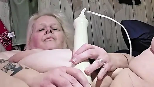 Dildolar çalışmadığında canavar titreşimler amcığı acıtıyor