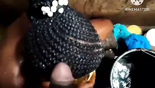 Toni ve Kemi, iki pornografi oyuncusu müzik videosu çekimine başlamadan önce duşta özel parçalarını yıkıyor.