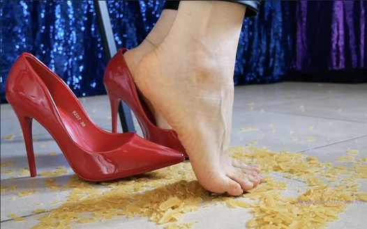 Çıplak ayaklı makarnayı eziyorum asmr