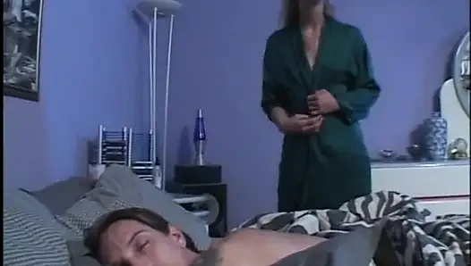 Madrastra madura rubia alta con tetas pequeñas obtiene su coño golpeado por su hijastro