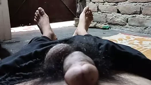 Anand soğutucunun arkasında mastürbasyon yapıyor