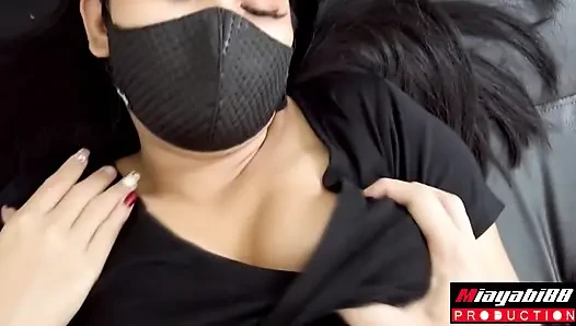 Döllenmiş sikiş seksi Taylandlı Asyalı siyah maske amını yalıyor ve sonra onu sert sikiyor