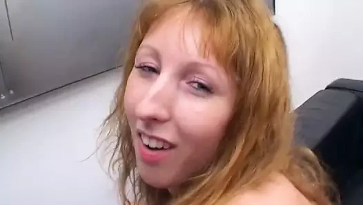 Azgın Alman bayan amına dildo sokuyor ve bakış açısıyla sikiliyor