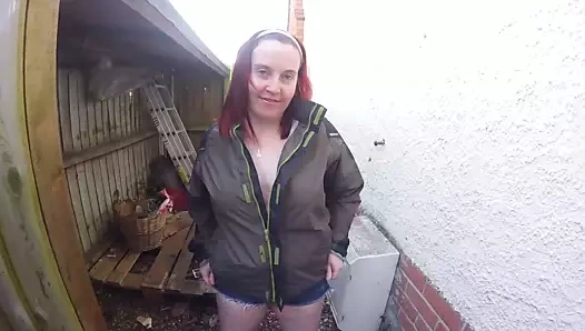 Avluda yanıp sönen ceket ve şort