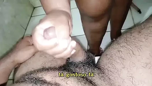 Benimle çalışan evli inanlıdan sikimi yıkamasını istedim ve sonunda büyük amını siktim