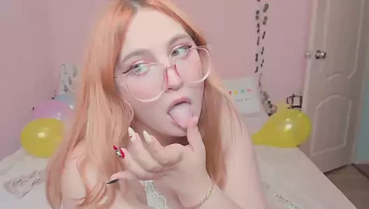 Büyük bir kızın büyük deliklerinde çift penetrasyonu