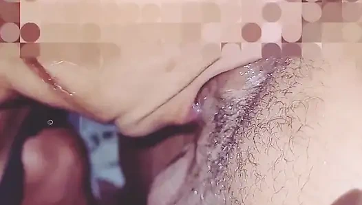 Sürtük orta yaşlı seksi kadın tesisatçı inlerken boğazına boşalmayı emiyor