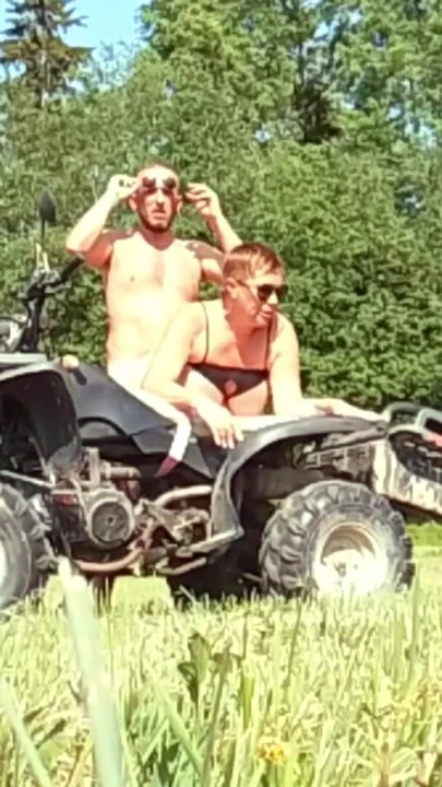 Tog min stedmor med på en tur i ATV og kneppede hende | klip 1