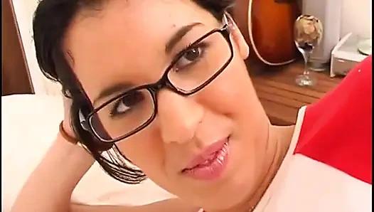 Seksi esmer parmaklanıyor ve arkadan sikiliyor