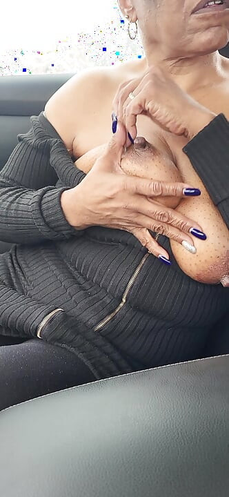 Kızlarımı (göğüslerimi) karda teşhir ediyor