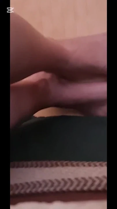 Seksowna gruba 25-letnia MILF strip joi zbliżenie cipki jebanie | Klip 2