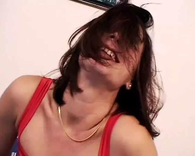 Güzel Fransız orta yaşlı seksi kadın yeni naylon çoraplarını tek başına deniyor