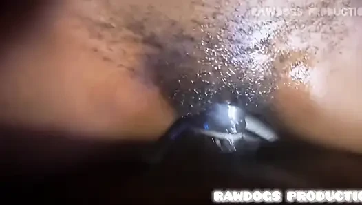 Karanlık odada ateşli tatlı seks