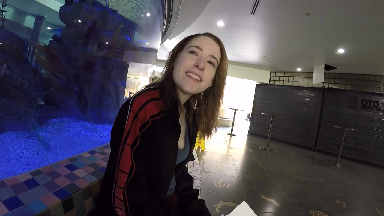 छोटी पीली कमसिन ट्रेन में अजनबी को चोदती है