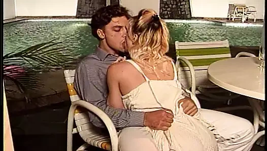 Milf, barmenin tatilde deliklerine hizmet etmesini sağlar