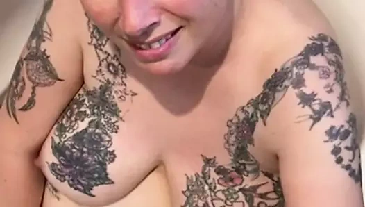 Louise jarvis arkadaşını banyodayken mastürbasyon yapıyor.