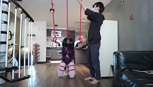 Mz31 - kırmızı iple bağlı ve askıya alınan bir kız orgazm oluyor.