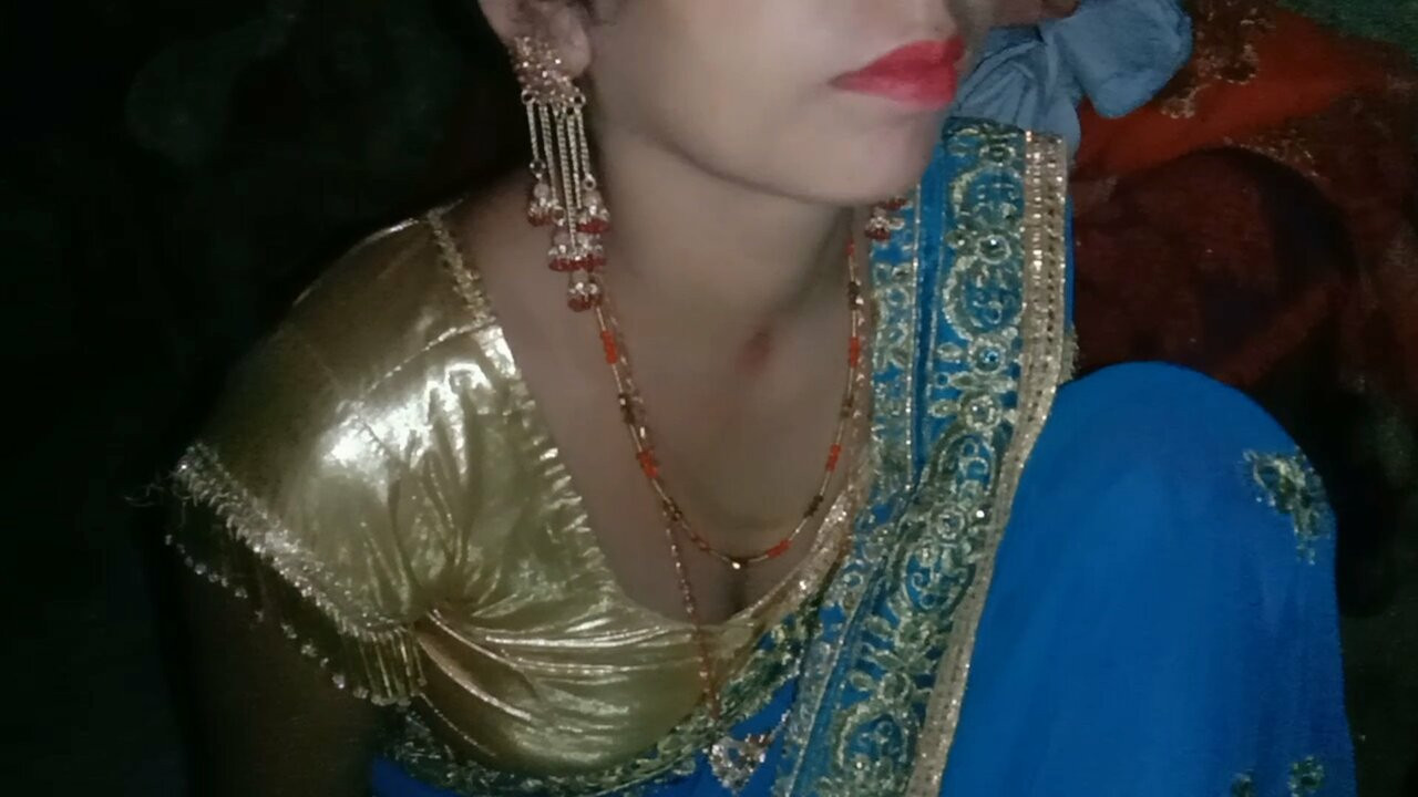 Desi gau ki barati me maal ko patake chudai saree me sari uthake ke ghore stalege me ghar me