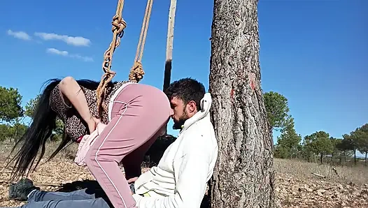 Ben onu götüm ve ağaç arasında ezerken yüzüne osuruyor