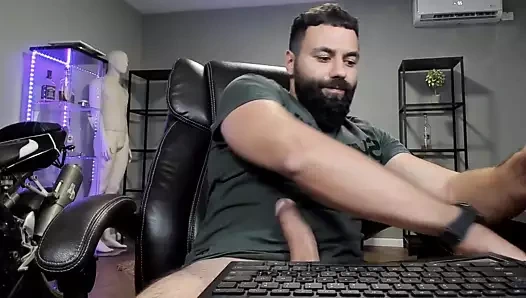 Süper yakışıklı iri yarrakını gösteriyor - özel