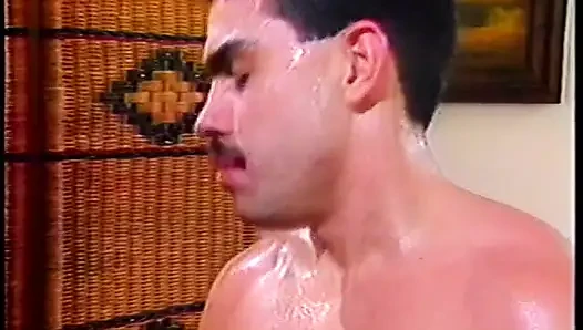 İki adam ve bir kız yatak odalarında sikişiyor ve birbirlerini emiyor