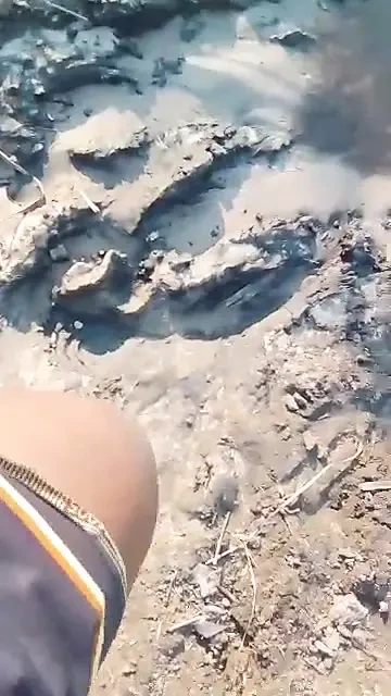 Afrikalı amatör açık havada süt püskürtüyor