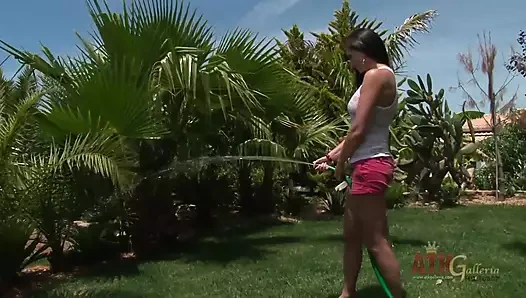 Çimleri sulamadan sıkıldım, Sandra Shine ve Megan birbirlerini ıslatmaya karar verdi