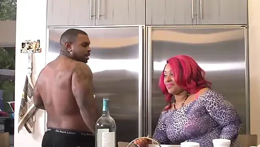 Büyük götlü zenci arkadan sert sikiliyor