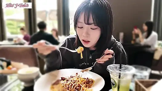 Eski idol seviyesindeki güzellik olgun Allure'yı yayıyor, baştan çıkarma son çizgiden hemen önce duruyor