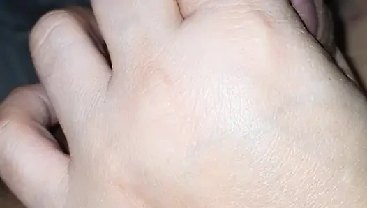 Masum üvey kız kardeş üvey erkek kardeşinin sikini elle sikiyor