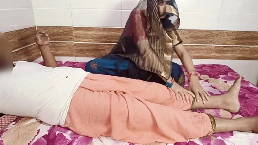 Kayınpeder bacağına bastırırken gelinine kalın yarağını emdirdi ve şiddetle sikti.