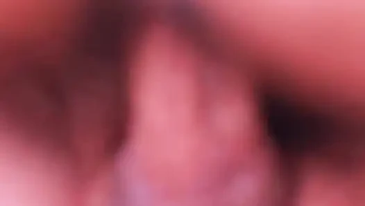 Derine biniyor ve son dökülmeye kadar yarağının üzerinde zıplıyor.